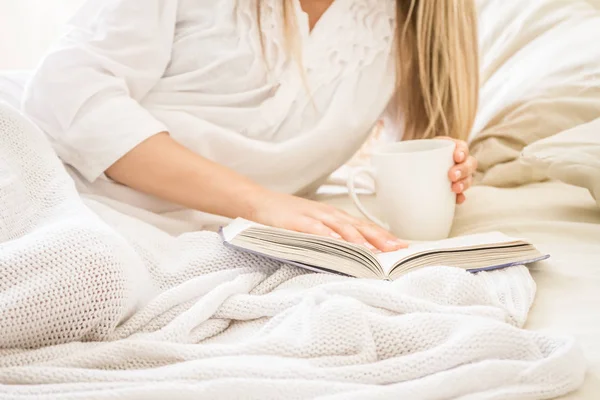 Junge Frau im Bett — Stockfoto