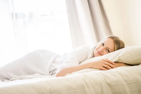 Retrato interior de la joven mujer bastante feliz —  Fotos de Stock