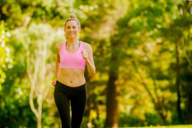 çalışan kadın atlet 