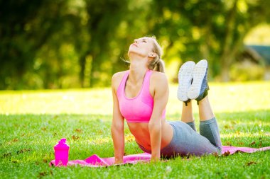 kadın parkta yapıyor