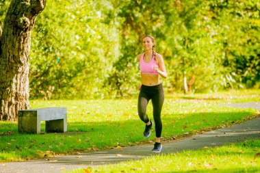 çalışan kadın atlet 