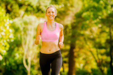 çalışan kadın atlet 