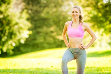 kadın parkta yapıyor