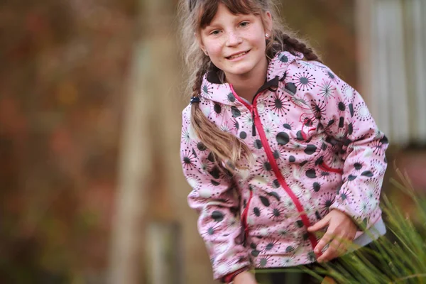 Retrato ao ar livre de menina criança feliz jovem — Fotografia de Stock