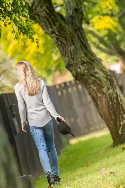 Retrato al aire libre estilo de vida de mujer hermosa joven —  Fotos de Stock