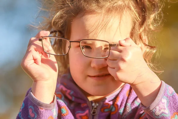 Portrait extérieur de fille enfant heureux — Photo