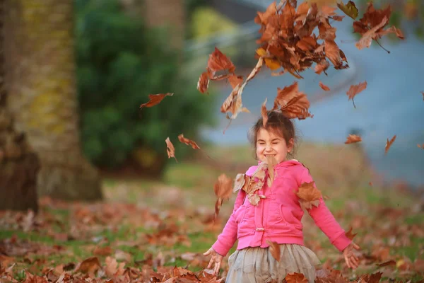 室外肖像的年轻快乐的孩子女孩 — 图库照片