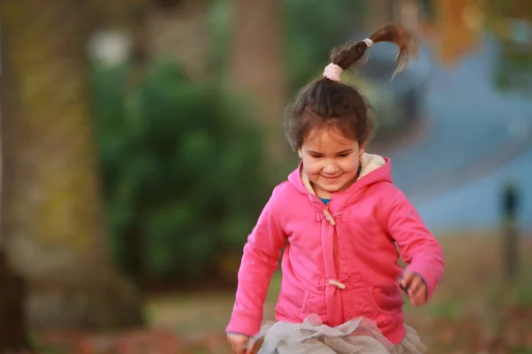 Retrato ao ar livre da menina criança feliz — Fotografia de Stock