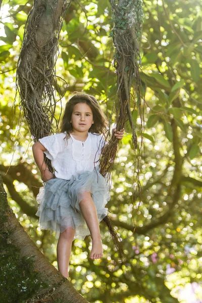 Außenporträt eines kleinen Mädchens im Zauberwald — Stockfoto