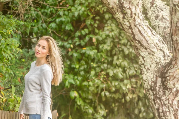 Retrato al aire libre estilo de vida de mujer hermosa joven —  Fotos de Stock