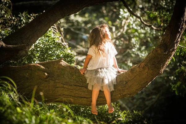 Ritratto all'aperto della giovane bambina — Foto Stock