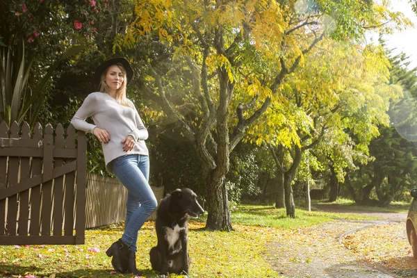 Mulher bonita com cão preto — Fotografia de Stock