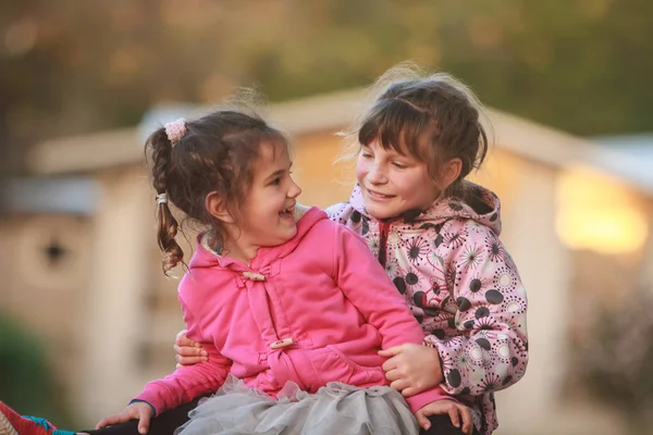 Outdoor Portret van twee jonge gelukkige kinderen — Stockfoto