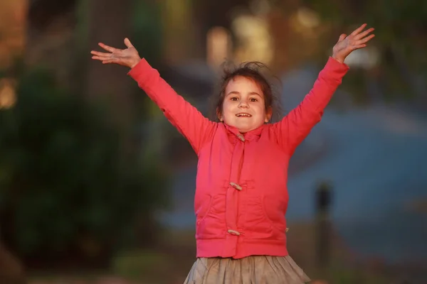 Retrato ao ar livre de menina criança feliz jovem — Fotografia de Stock