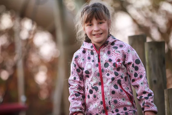 Retrato al aire libre de niña feliz niña — Foto de Stock