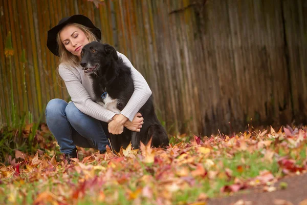 Mulher bonita com cão preto — Fotografia de Stock