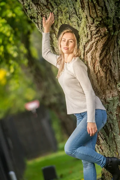 Portrait extérieur réaliste de jeune belle femme — Photo