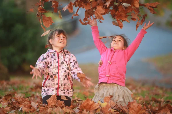 Outdoor portrait of two young happy children — Stock Photo, Image