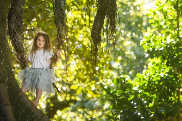 Outdoor Portret van een jong kind meisje in de magic forest — Stockfoto