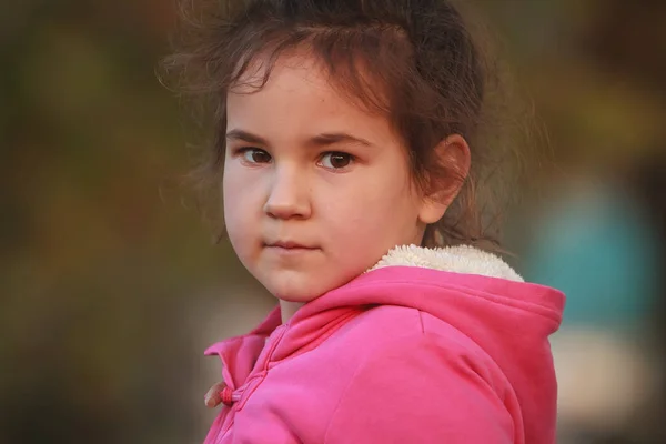 Retrato al aire libre de niña feliz — Foto de Stock