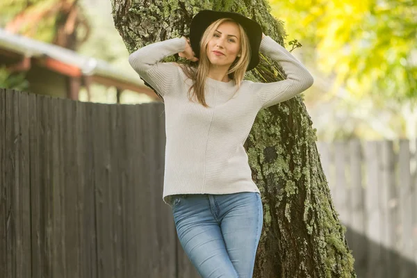 若くてきれいな女性の lifestile 屋外のポートレート — ストック写真