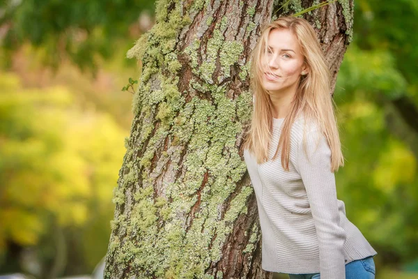 Portrait extérieur de jeune femme — Photo