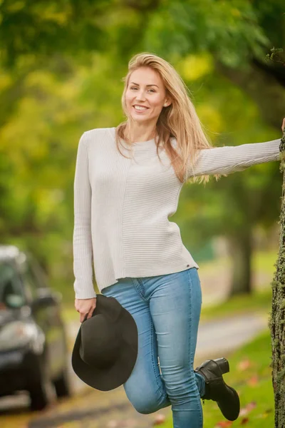 Retrato al aire libre de mujer joven —  Fotos de Stock