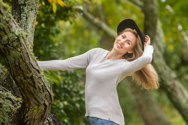 Retrato ao ar livre lifestile de jovem mulher bonita — Fotografia de Stock