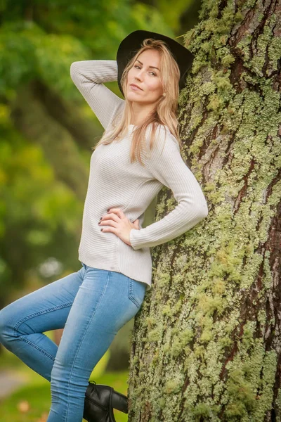 Retrato ao ar livre de mulher jovem — Fotografia de Stock