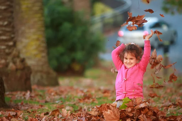 幸せな子が若い女の子の屋外のポートレート — ストック写真
