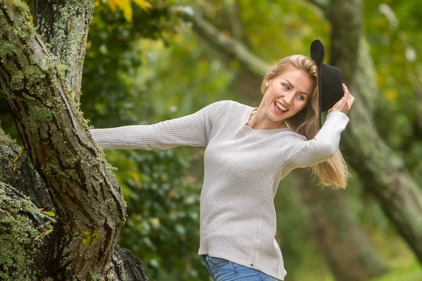 Vztahování venkovní portrét mladé krásné ženy — Stock fotografie