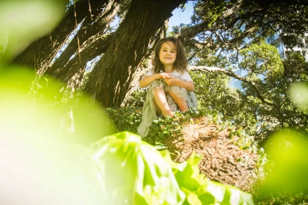 Outdoor Portret van een jong kind meisje — Stockfoto