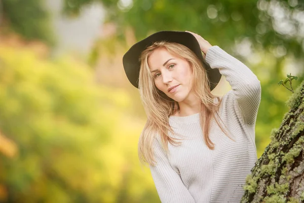 Portrait extérieur de jeune femme — Photo