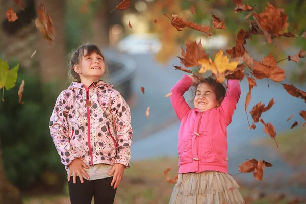 Portrait extérieur de deux jeunes enfants heureux — Photo