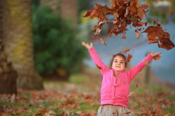 Retrato al aire libre de niña feliz niña — Foto de Stock
