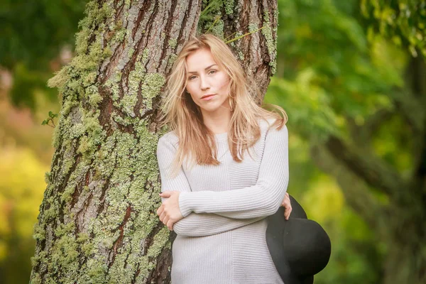 Portrait extérieur de jeune femme — Photo