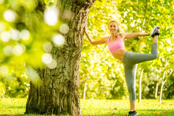 Женщина делает упражнения в парке — стоковое фото