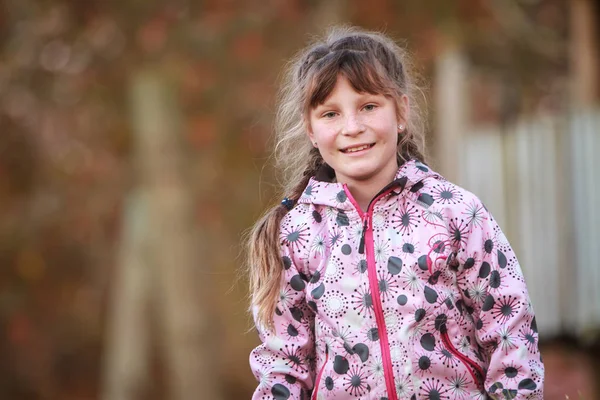 Retrato al aire libre de niña feliz niña — Foto de Stock