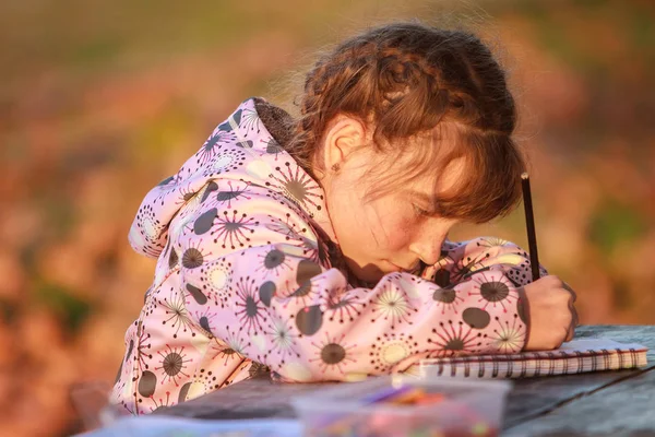 Outdoor portrait of young happy child girl — Stock Photo, Image