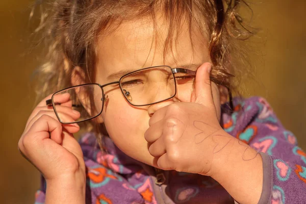 Outdoor Portret van gelukkig kind meisje — Stockfoto