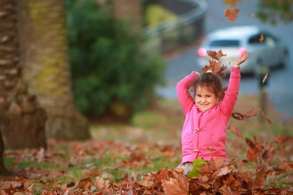 Retrato al aire libre de niña feliz niña — Foto de Stock