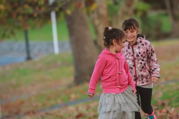 Portrait extérieur de deux jeunes enfants heureux — Photo