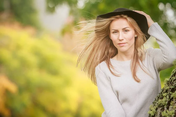 Venkovní portrét mladé ženy — Stock fotografie