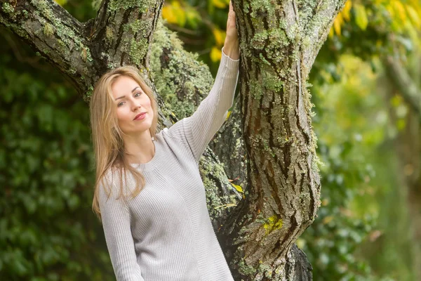 Retrato al aire libre estilo de vida de mujer hermosa joven — Foto de Stock