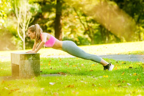 Женщина делает упражнения в парке — стоковое фото