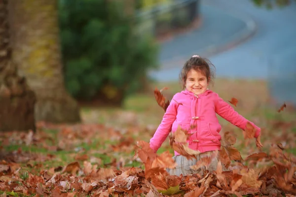 Retrato al aire libre de niña feliz niña —  Fotos de Stock