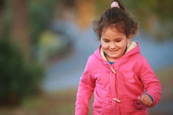 Retrato ao ar livre da menina criança feliz — Fotografia de Stock