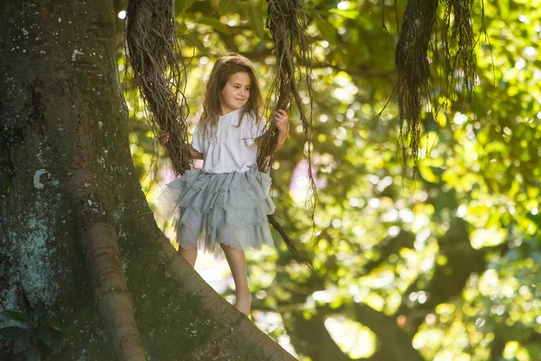 Outdoor Portret van een jong kind meisje in de magic forest — Stockfoto