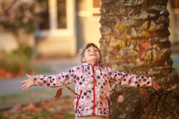 子供の女の子の屋外のポートレート — ストック写真