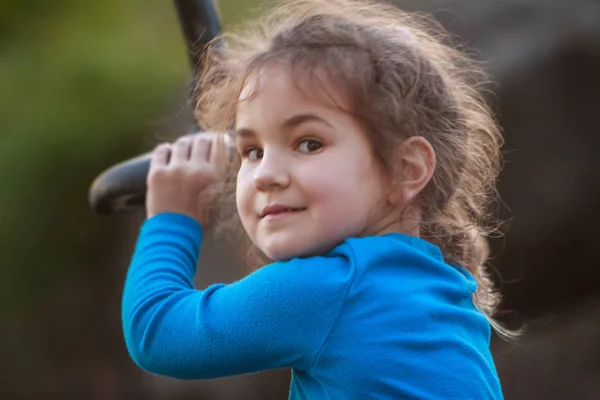 Portrait extérieur de fille enfant heureux — Photo